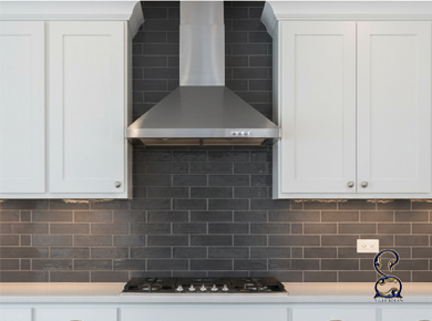 5 جدیدترین کاشی مترویی دست ساز برای بین کابینتی با کابینت سفید